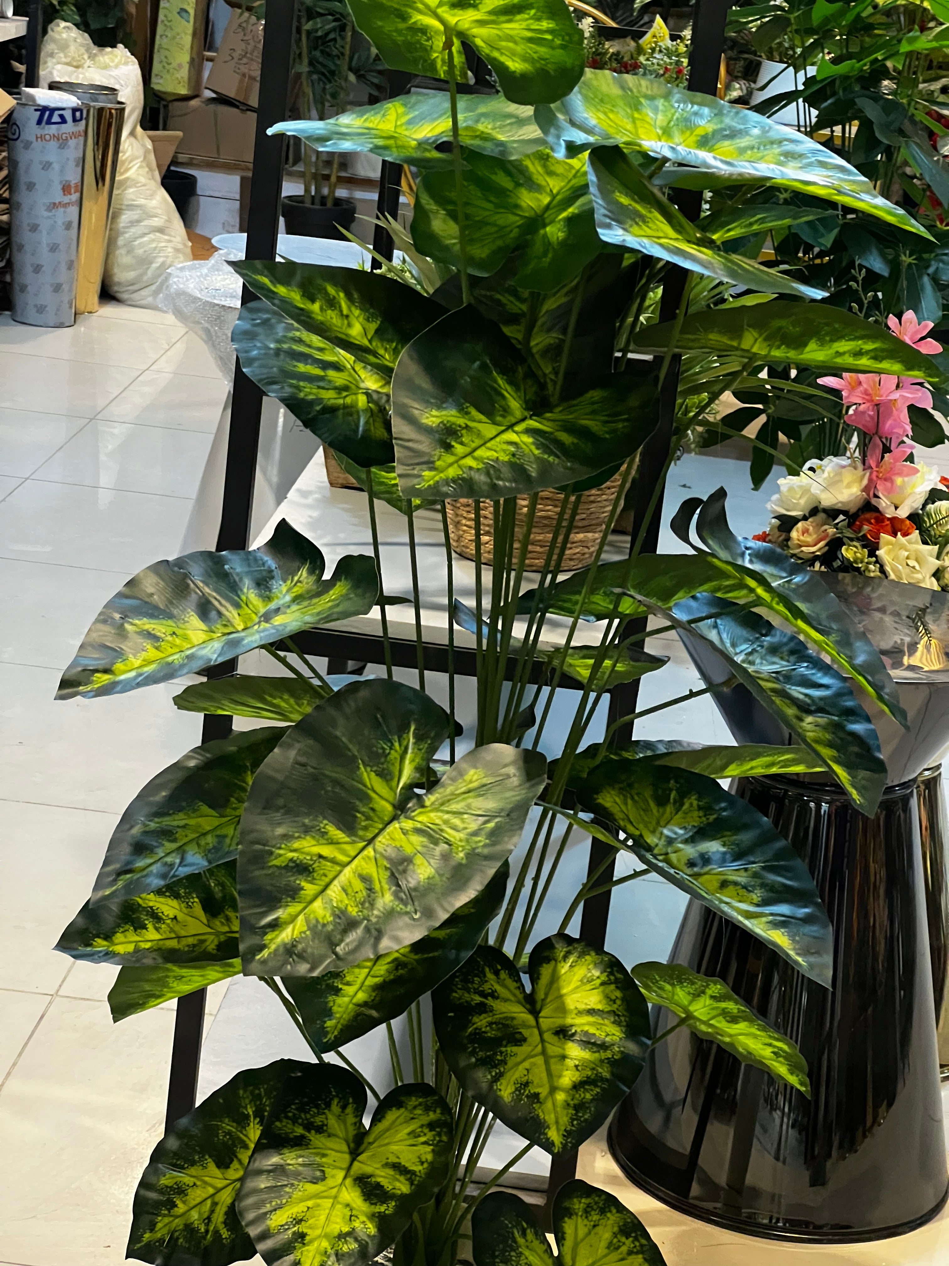 36 leaves plants with planter