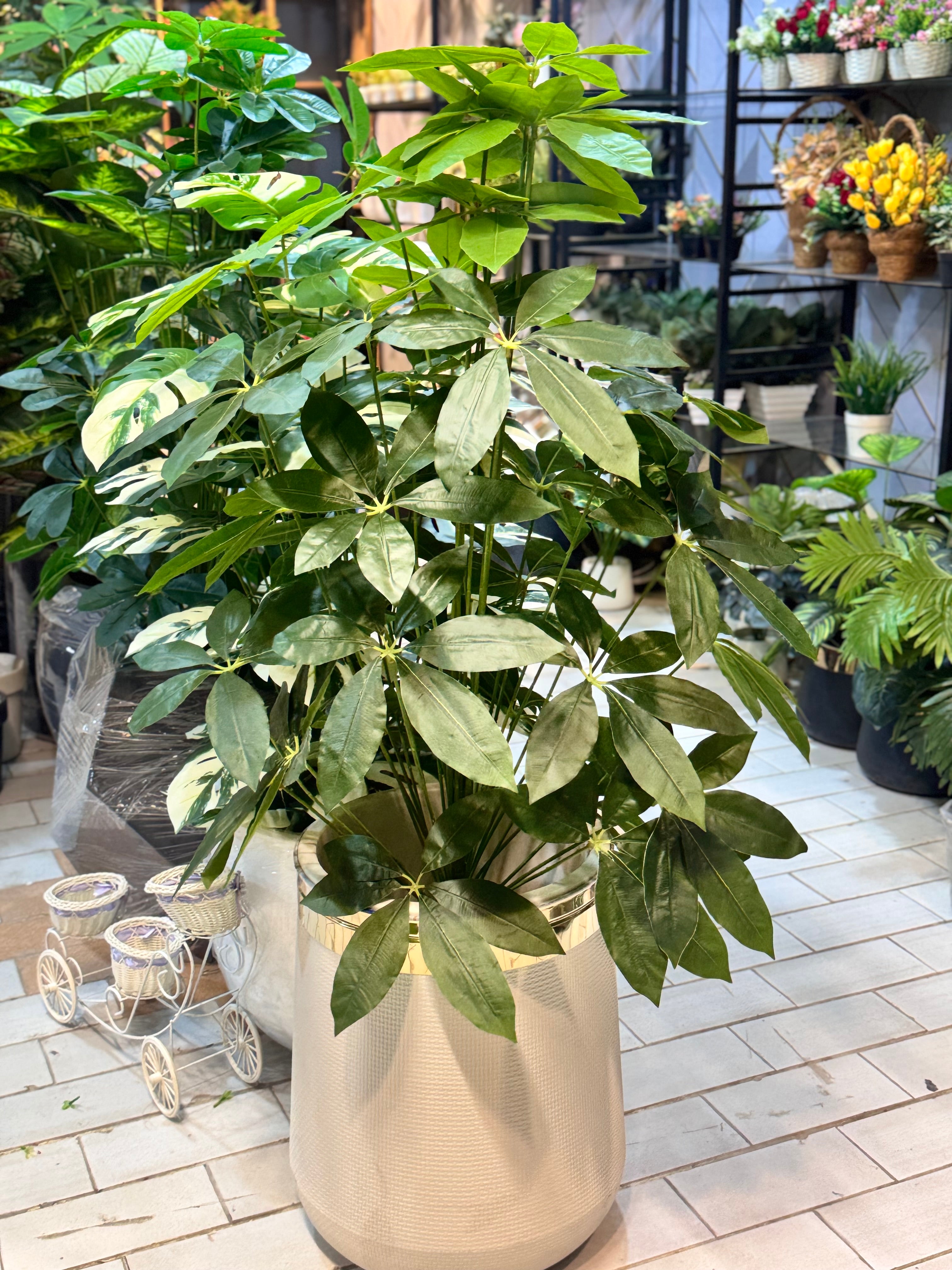 36 leaves plants with planter