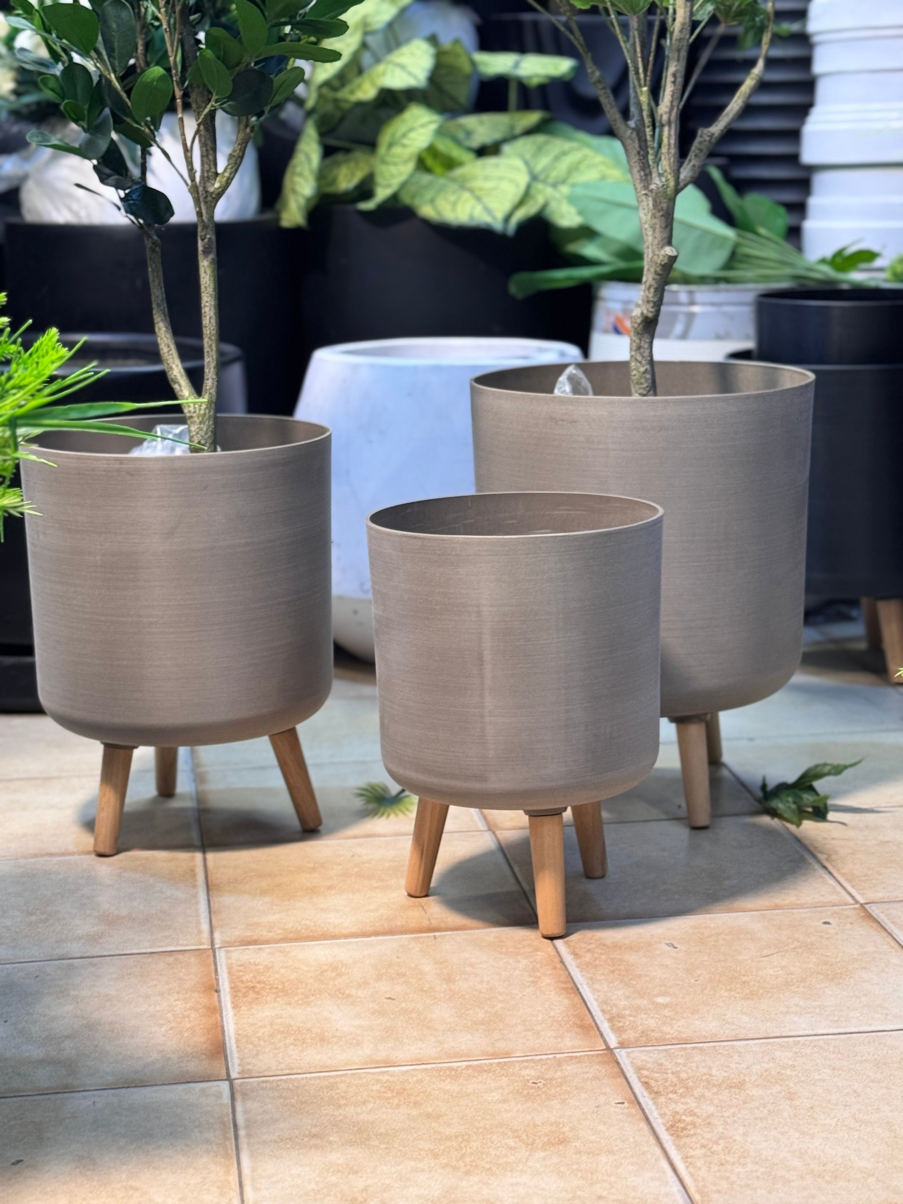 Modern tripod planter
