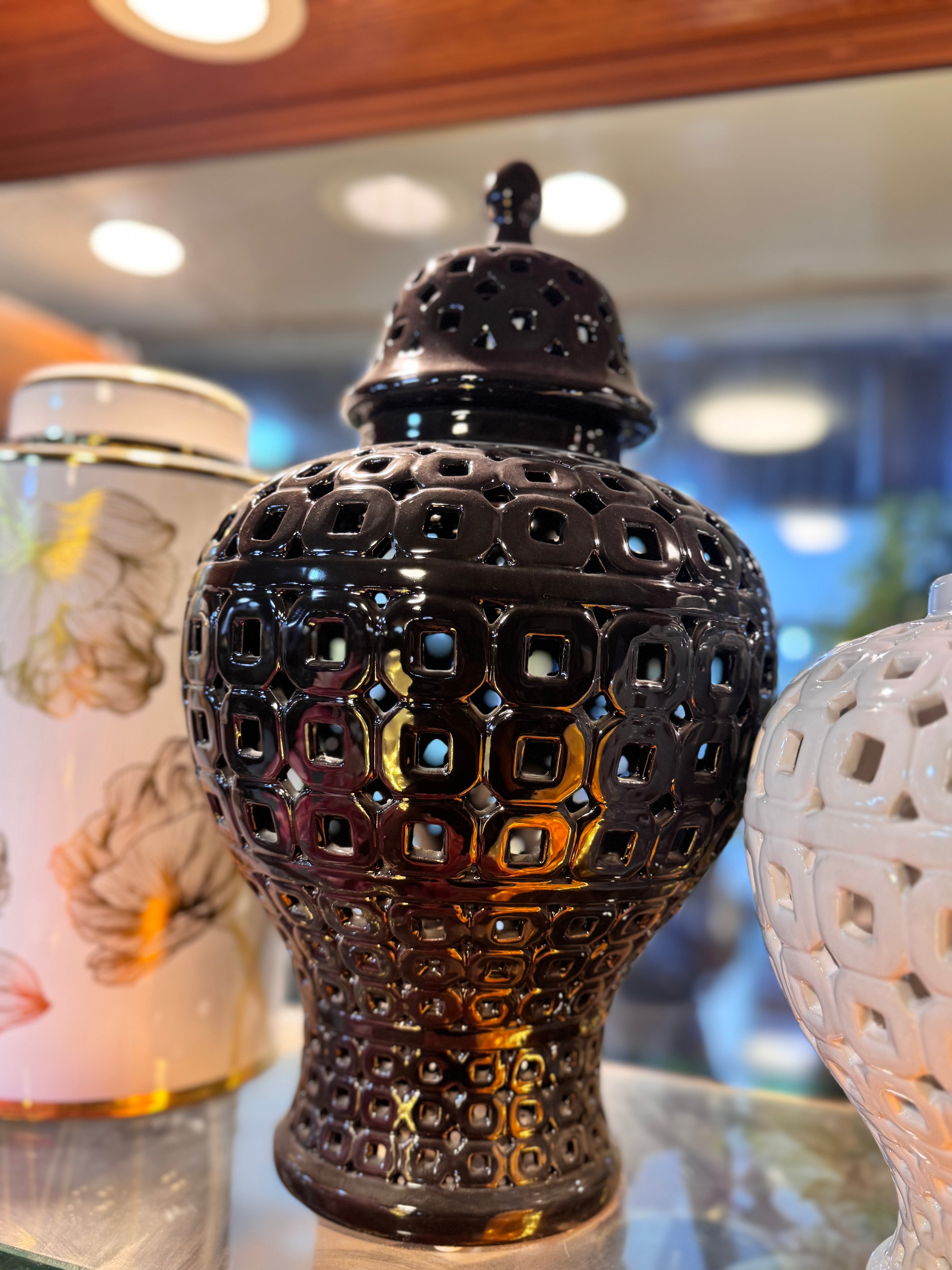 GINGER JARS CUTWORK SET