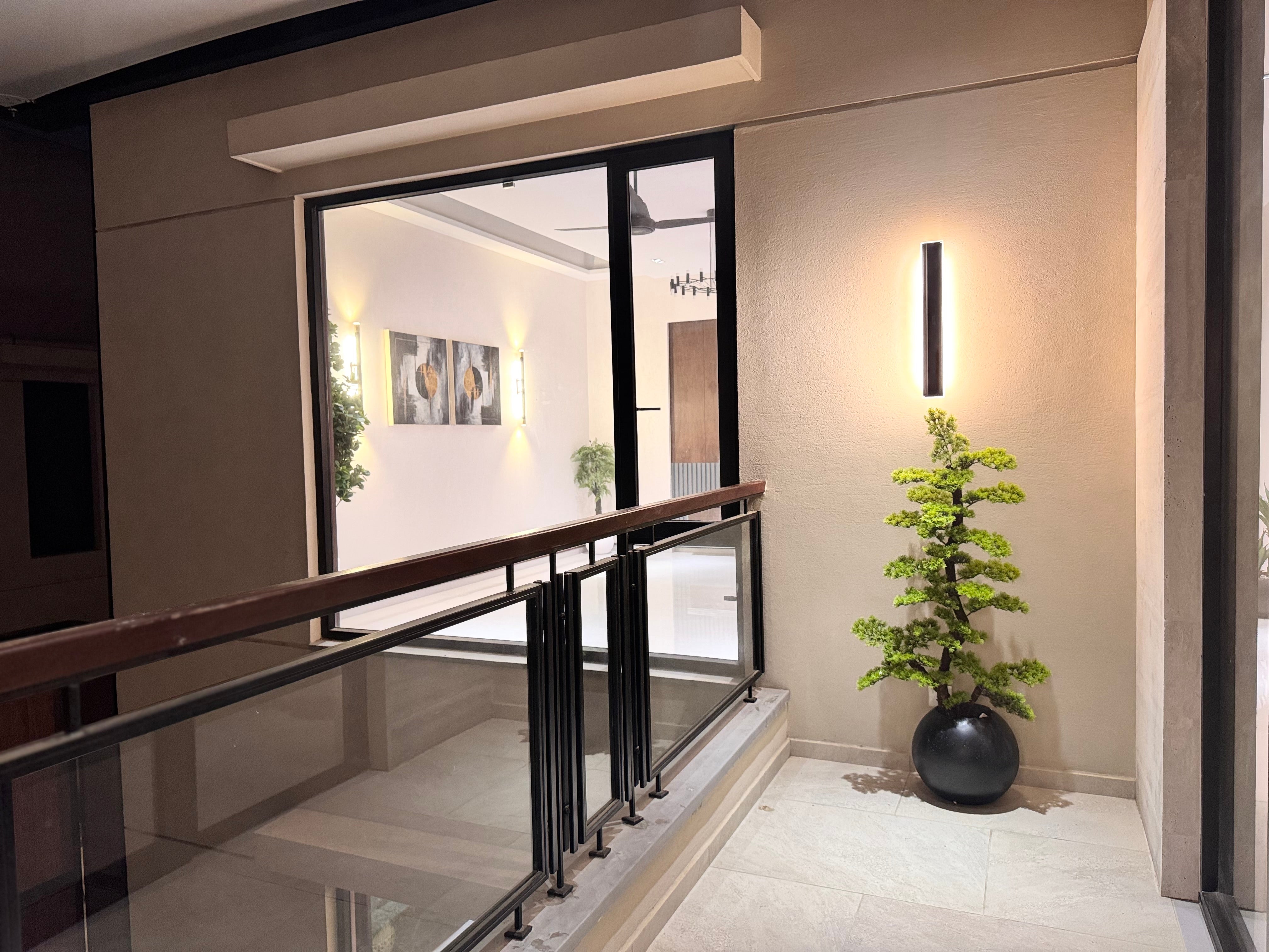 Exclusive bonzai with sphere planter